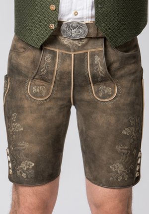 Braune Lederhosen mit gestickten Blumenmustern. Verfügt über einen Schnallen-Gürtel, Taschen und dekorative Knöpfe an den Seiten.
