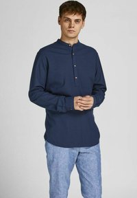 Jack & Jones PREMIUM JPRBLASUMMER HALF PLACKET L/S SN - Camisa - navy blazer