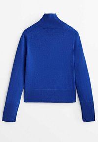 Pull bleu à col montant, poignets et ourlet côtelés. Tissu texturé avec une coupe ajustée. Dos droit aux lignes épurées, sans motifs visibles.