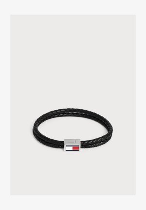 Bracelet double tour en cuir noir tressé avec fermoir rectangulaire en argent orné d'un motif émaillé rouge, blanc et bleu.