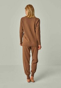 YOU LOOK PERFECT DORINA - MERINO WOLLE V-PULLOVER - Pyjama top - cognac