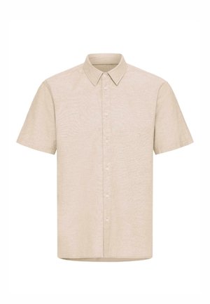 Μπεζ πουκάμισο με κοντά μανίκια και κουμπιά, με μυτερό γιακά, κουμπιά τοποθετημένα ομοιόμορφα κατά μήκος του μπροστινού μέρους, απλό σχέδιο, παρουσιάζεται σε λευκό φόντο.