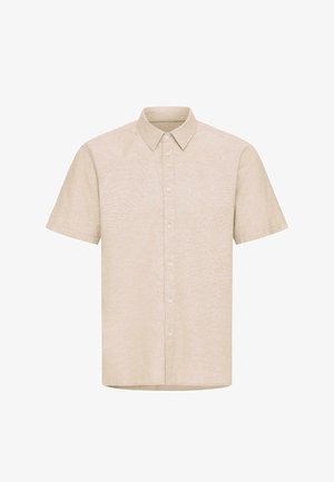 Μπεζ πουκάμισο με κοντά μανίκια και κουμπιά, με μυτερό γιακά, κουμπιά τοποθετημένα ομοιόμορφα κατά μήκος του μπροστινού μέρους, απλό σχέδιο, παρουσιάζεται σε λευκό φόντο.