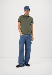 Tommy Hilfiger FLAG CUFF  - Polo - battle green