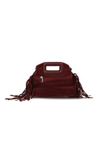 Pequeño bolso de ante burdeos con asa rectangular troquelada, bolsillo frontal con cremallera y detalles de flecos largos a ambos lados.