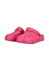 Rosa Clogs zum Hineinschlüpfen aus leichtem Material mit Belüftungsöffnungen, einem gewölbten Riemen, strukturierten Sohlen und einer glatten Oberfläche.