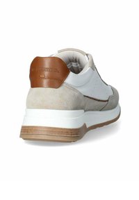 Sneaker bianco e beige con una tomaia in suede e pelle. Presenta un accento in pelle marrone sul tallone e una suola in gomma bianca.