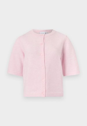 Cardigan à manches courtes et boutons sur le devant, de couleur rose pâle, avec un col rond et cinq boutons.