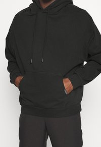 YOUNG POETS Luvtröja - black