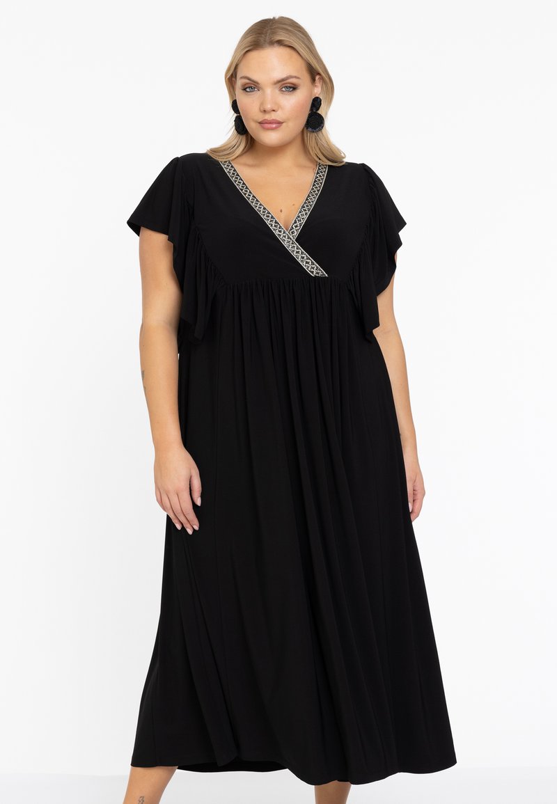 Schwarzes Maxikleid mit kurzen, schwingenden Ärmeln, einem V-Ausschnitt und dekorativer Verzierung um den Ausschnitt. Weicher, fließender Stoff mit Falten.