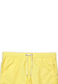 Costumi da bagno giallo chiaro con cintura regolabile e occhielli in argento, realizzati in tessuto liscio con un design semplice e senza motivi.