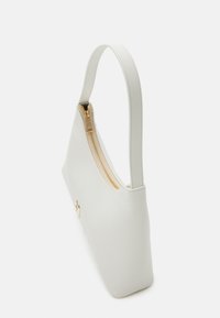 Borsa a tracolla in ecopelle bianca con una texture liscia, design sottile e chiusura con zip dorata. Manico singolo per il trasporto a spalla.