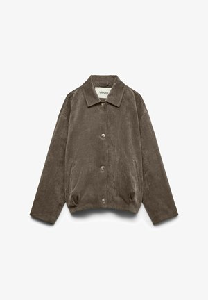 Veste en velours côtelé marron avec fermeture à boutons, col pointu, manches longues et poches latérales, posée à plat sur un fond blanc.