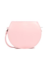 Sac à bandoulière en cuir rose avec une forme arrondie, texture lisse et fermeture éclair sur le dessus. Il comporte une fine bandoulière réglable et un logo embossé.