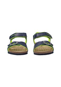 Sandales bleu marine avec accents verts, deux sangles ajustables, matériel en argent, semelle en liège et texture perforée pour la respirabilité.