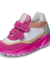 Scarpa da atletica rosa con strap in velcro, caratterizzata da un mix di materiali in pelle e camoscio. Accenti bianchi e beige con una suola in gomma testurizzata.