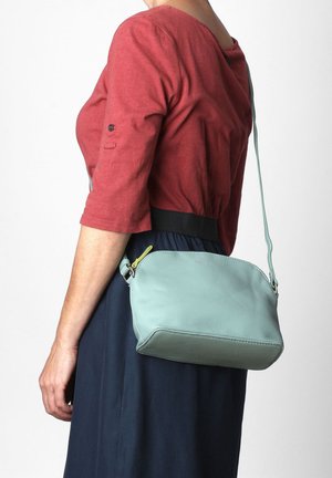 Borsa a tracolla in pelle blu chiaro con forma rettangolare, chiusura superiore con zip e tracolla staccabile. La superficie ha una texture liscia.