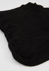 Schwarze Knöchelsocken aus einem weichen, strukturierten Material, mit einer glatten Oberfläche und ohne sichtbare Muster oder Akzente. Packung mit mehreren Paaren.