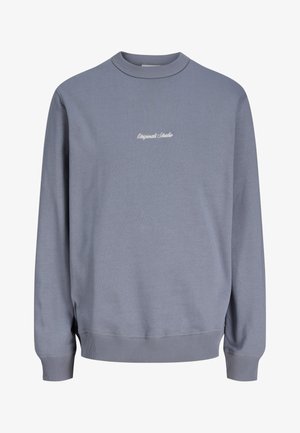 Ανοιχτό μπλε φούτερ με στρογγυλή λαιμόκοψη, ριμπ μανσέτες και τελείωμα, με μικρό λευκό κείμενο "Originals Studio" στο κέντρο του στήθους.