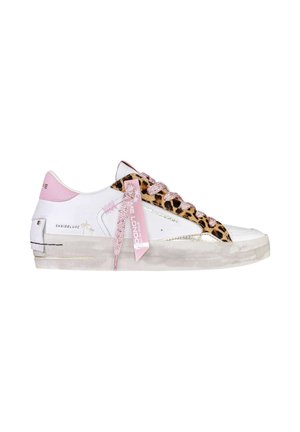 Sneaker bianco basso con lacci rosa, rifinitura con stampa leopardata, suola beige e etichetta rosa con la scritta "LONDON" appesa ai lacci.