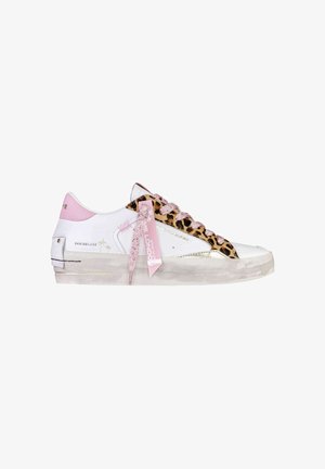 Sneaker bianco basso con lacci rosa, rifinitura con stampa leopardata, suola beige e etichetta rosa con la scritta "LONDON" appesa ai lacci.