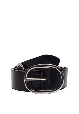 Črni usnjeni pas, zvit v zvitek, z veliko srebrno ovalno zaponko na belem ozadju.