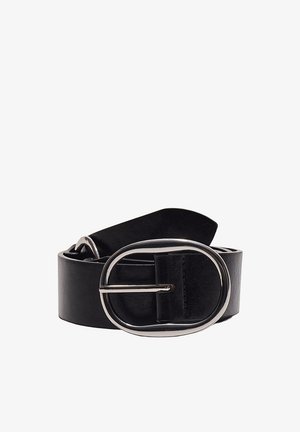 Cintura in pelle nera arrotolata con una grande fibbia ovale argentata su sfondo bianco.