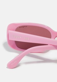 VOGUE Eyewear Óculos de sol - baby pink