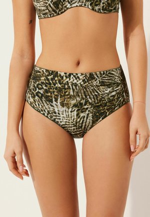 Parte inferior de bikini de talle alto que presenta una mezcla de estampados de animal y hojas tropicales en tonos terrenales de verde, marrón y beige. Textura suave.
