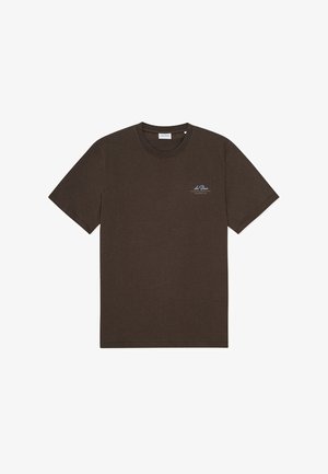 Barna, rövid ujjú pamut póló, kerek nyakkal és egy kis kék logóval a bal mellrészen.