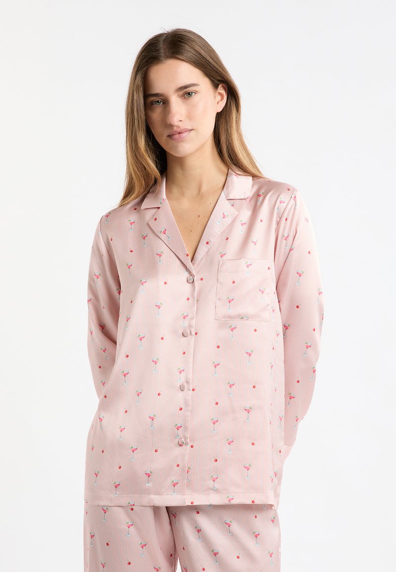 Conjunto de pijama rosa claro con rayas verticales y pequeños patrones florales. Cuenta con cuello, cierre de botones en la parte delantera y un bolsillo único en el pecho. Tela suave.