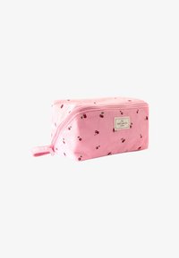 Roze stoffen make-uptas met groene kersenpatronen, rechthoekige vorm, met ritssluiting, platte basis en zijlus voor gemakkelijke hantering.