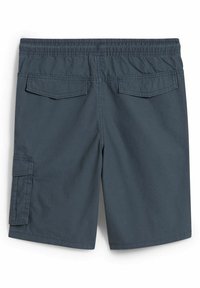 Shorts décontractés pour hommes de couleur gris foncé avec taille élastique, deux poches à rabat à l'arrière, et une poche cargo latérale sur la jambe gauche.