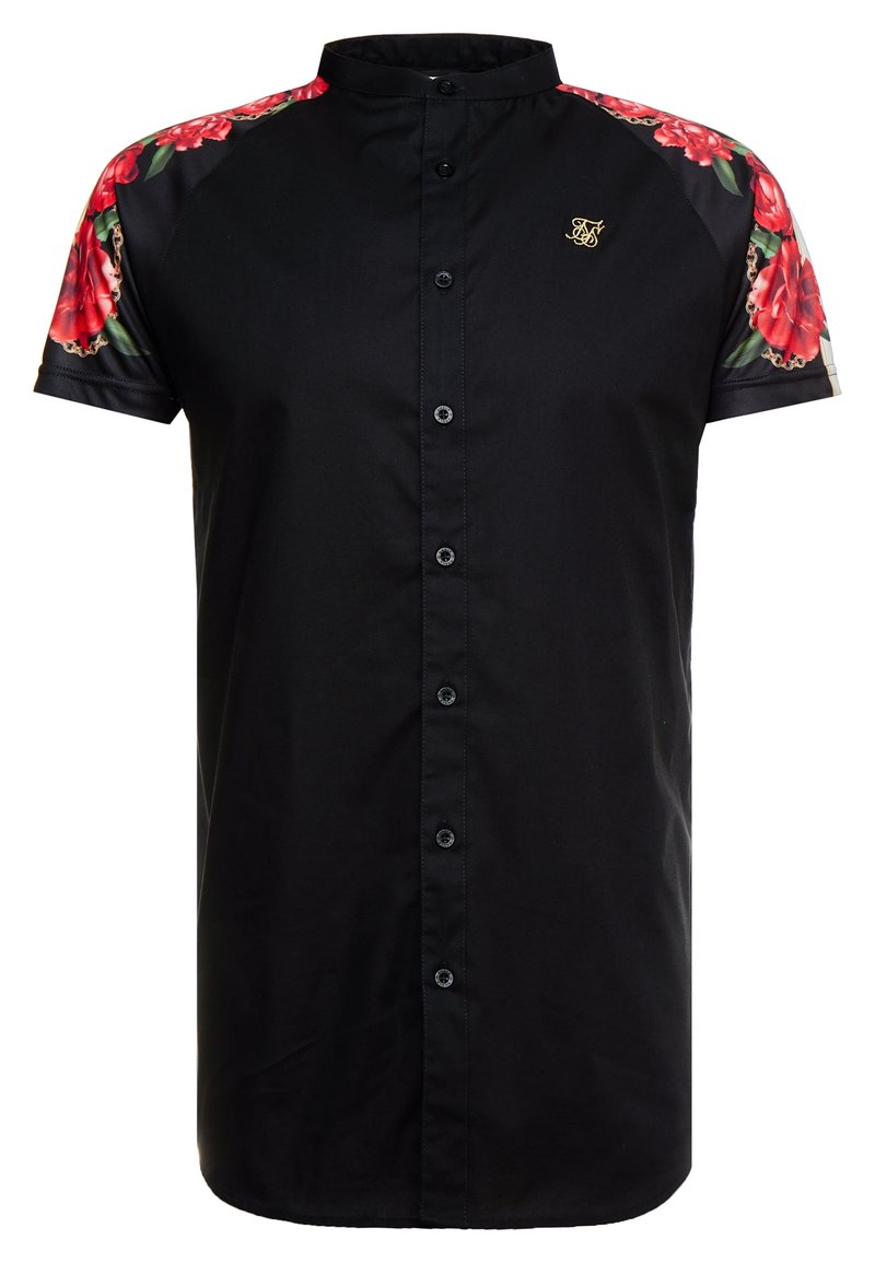 Camisa negra de manga corta con acentos florales en los hombros. Cuenta con un cierre frontal de botones y un cuello mao. Detalle del logo en dorado.