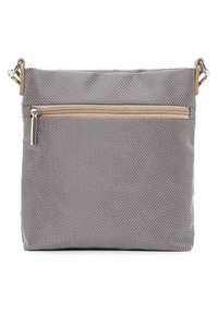 Texturovaná látková kabelka přes trup v šedé barvě s béžovou kapsou na zip a nastavitelným popruhem. Kompaktní obdélníkový tvar, jednoduchý design.