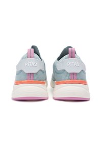 Helles blaues Mesh-Sneaker mit rosa Akzenten, weißem Logodetail an der Ferse und einer gepolsterten Sohle mit einem Farbverlauf aus Weiß, Orange und Pink.