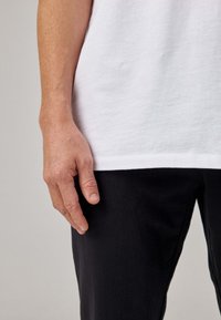 SNOCKS T-shirt basic - weiß