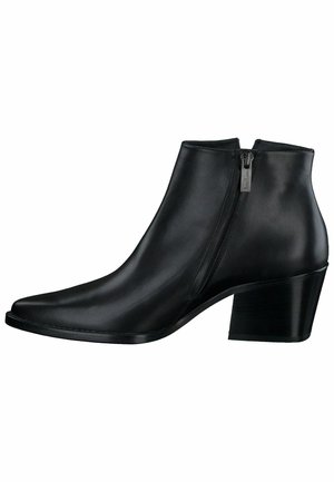 Botas de cuero negro hasta el tobillo con punta afilada, cierre de cremallera lateral y tacón cuadrado. La superficie es lisa con detalles de costura mínimos.