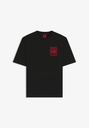 Czarny t-shirt z krótkim rękawem z czerwonym logo byka i napisem "RB HUGO" na lewej piersi.