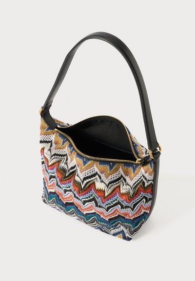 Sac en tissu multicolore texturé avec une poignée en cuir noir, motif zigzag, fermeture éclair dorée et un intérieur spacieux.