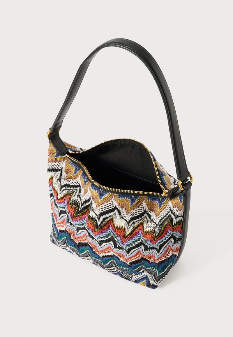 Texturiertes, mehrfarbiges Stofftasche mit einem schwarzen Ledergriff, Zickzackmuster, goldener Reißverschluss und einem geräumigen Innenraum.