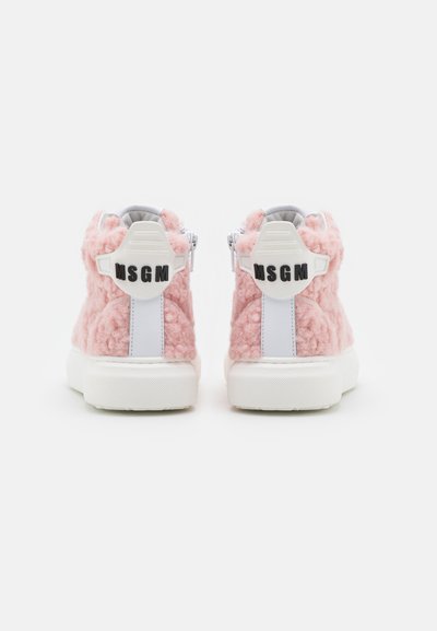 Sapatilhas felposas rosa com solas de borracha brancas, apresentando uma textura suave, design de cano alto e um proeminente logótipo preto "MSGM" no calcanhar.