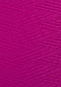 Strukturerad tyger i klar rosa med ett zickzackmönster. Ytan är slät med uttalade åsar och dalar, vilket skapar dimension.
