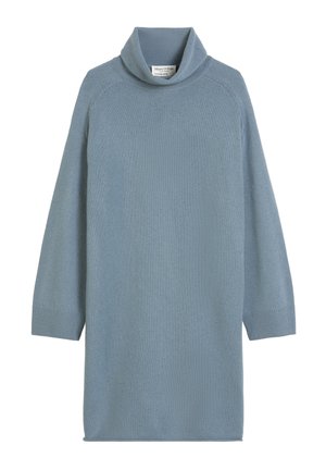 Lichtblauwe gebreide sweaterjurk met een hoge hals, geribde manchetten en een relaxed fit. Gemaakt van zacht, textuurstof.