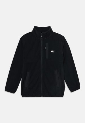 Veste polaire noire à fermeture éclair intégrale avec col montant, deux poches latérales, une poche poitrine zippée et petit logo blanc sur la poitrine.