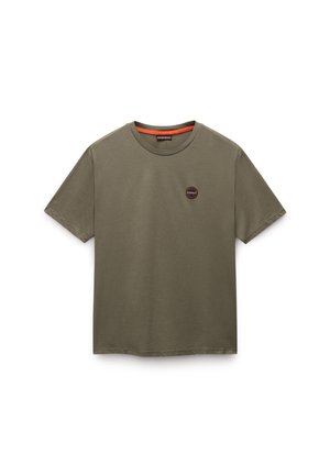 Olive spalvos medvilnė t-shirt su apvalia iškirpte, trumpomis rankovėmis ir mažu apvaliu logotipu ant krūtinės. Minkšta tekstūra, kasdieniškas dizainas.