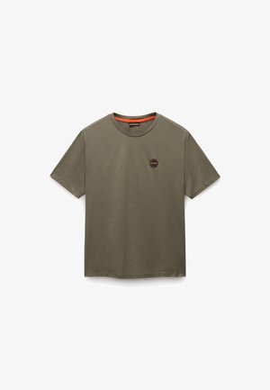 Olíva zöld pamut póló kerek nyakkal, rövid ujjal és egy kis kör alakú logóval a mellrészen. Puha tapintás, laza dizájn.