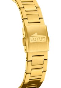 Zelta metāla pulksteņa aproce ar plakaniem posmiem, kas izceļas ar matētu tekstūru. Aizdare ir ar iegravētu logo "LOTUS".