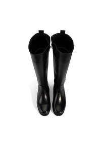 Schwarze Lederstiefel bis zum Knie mit glatter Textur, ausgestattet mit einem Reißverschluss und Zuglaschen an der Oberseite.