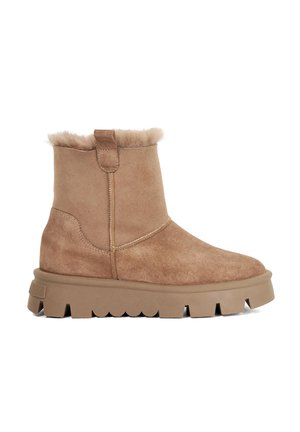 Winter boots - taupe